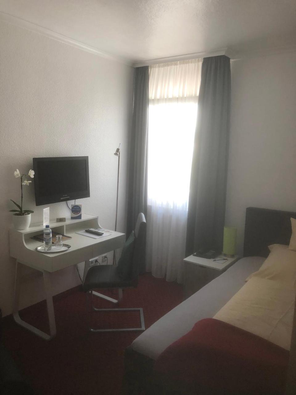 Hotel Sechzehn Leverkusen Esterno foto